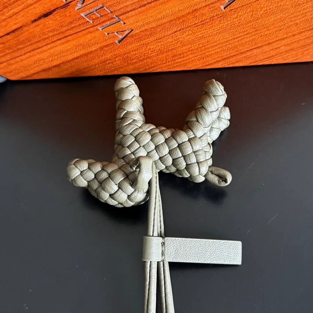 Batch 540 BOTTEGA VENETA2025 new puppy🐕 style pendant Braided puppy is online😎 Leather braided puppy style pendant can be hung on any handbag, and it is as cute, delicate and colorful as it matches with a bag. Cute and cute, it will touch your heart at any time. It can be hung on bags or keychains. Who can resist such a cute puppy? Style number: 807068